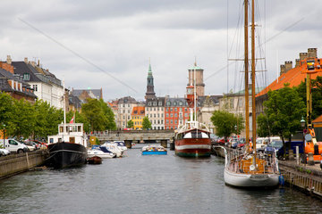 Kopenhagen  Daenemark  Bootsfahrt auf einem Kanal in Kopenhagen