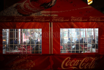 Gomel  Weissrussland  ein Geschaeft mit Alkoholausschank in einem Coca-Cola-Zelt
