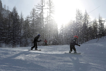 Krippenbrunn  Oesterreich  Kinder fahren Snowboard