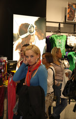 Posen  Polen  Teenager beim Shopping