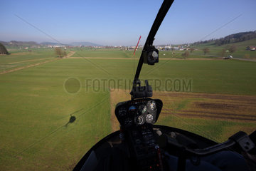 Beromuenster  Schweiz  Blick aus dem Cockpit eines Hubschraubers waehrend eines Fluges