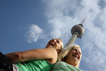 Berlin  Deutschland  Touristinnen unterm Fernsehturm