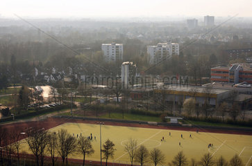 Bremen  Deutschland  Blick von der Hochhaussiedlung Tenever auf einen Fussballplatz