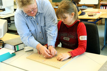 Hamburg  Deutschland  ein blindes Maedchen mit der Lehrerin beim Unterricht