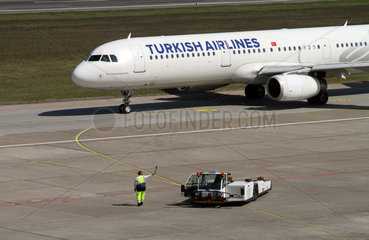 Berlin  Deutschland  Ramp Agent und Airbus A321 der Fluggesellschaft Turkish Airlines