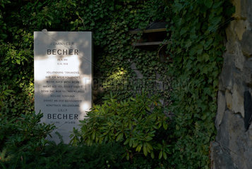 Berlin  Deutschland  Grab von Johannes R. Becher auf dem Dorotheenstaedtischen Friedhof