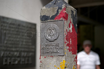 Berlin  Deutschland  Grenzpfahl der ehemaligen DDR vor dem Mauermuseum