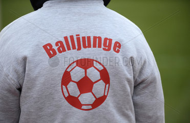 Berlin  Deutschland  Balljunge bei einem Fussballspiel des BAK