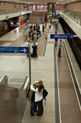 Warschau  Polen  Menschen an der Metrostation Wilanowska