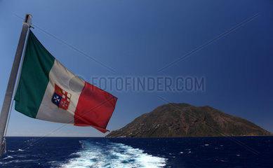 Alicudi  Italien  Ansicht der Insel und die italienische Handelsflagge