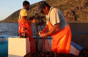 Alicudi  Italien  Fischer holt eine Garnele aus einem Fischernetz