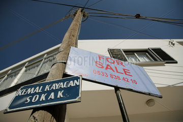 Girne  Tuerkische Republik Nordzypern  Schild zum Hausverkauf