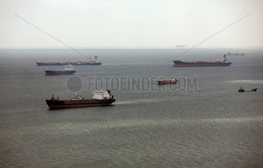 Istanbul  Tuerkei  Frachter und Tanker stauen sich auf dem Marmarameer