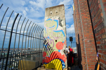 Berlin  Deutschland  Mauerteil auf der Aussichtsplattform des Kollhoff-Tower