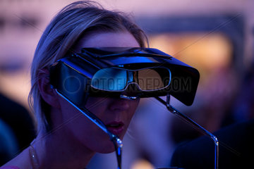 Berlin  Deutschland  Frau mit 3D-Brille auf der IFA 2010