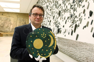 Halle  Deutschland  Landesarchaeologe Dr. Harald Meller mit der Himmelsscheibe