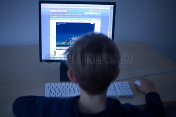 Berlin  Deutschland  ein Junge spielt am Computer
