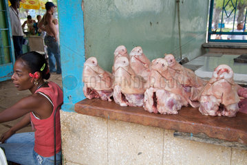 Havanna  Kuba  Schweinskoepfe auf dem Markt in San Miguel