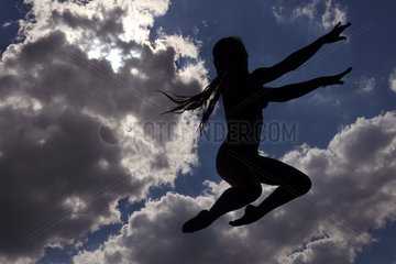 Briescht  Deutschland  Silhouette  Maedchen macht einen Luftsprung