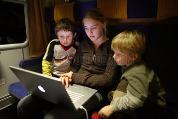 Berlin  Deutschland  Kinder surfen im Internet