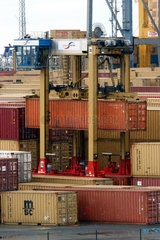 Bremerhaven  Deutschland  Verladung von Containern am MSC Containerterminal