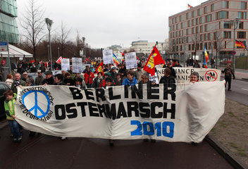 Berlin  Deutschland  Demonstranten beim Berliner Ostermarsch 2010