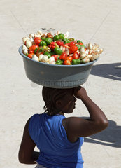 Carrefour  Haiti  eine Frau traegt Gemuese auf dem Kopf