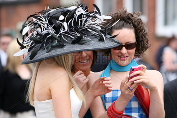 Liverpool  Grossbritannien  Elegant gekleidete Frauen beim Pferderennen