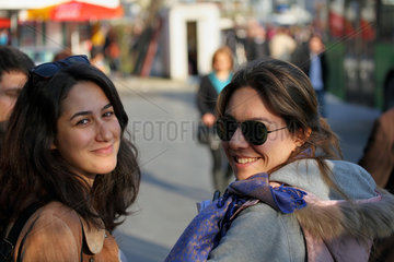 Istanbul  Tuerkei  Studentinnen an der Bushaltestelle
