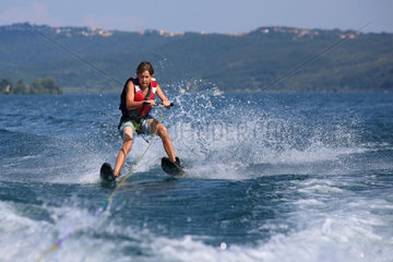 Capodimonte  Italien  Junge faehrt Wasserski auf dem Bolsenasee