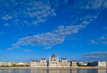 Budapest  Ungarn  das Parlamentsgebaeude unter blauem Himmel mit der Donau