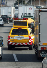 Tokio  Japan  Polizeiwagen ordnet sich auf einer Schnellstrasse nach rechts ein
