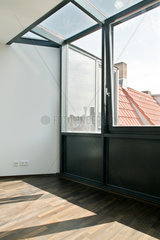Berlin  Deutschland  grosszuegige Fenster in einem ausgebauten Dachgeschoss