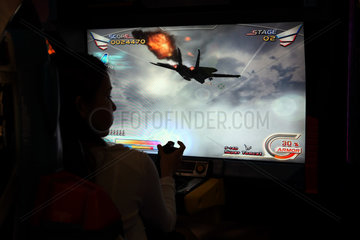 Dubai  Vereinigte Arabische Emirate  Junge spielt ein Computerspiel