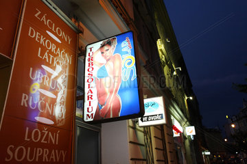 Karlsbad  Tschechische Republik  Werbeschild eines Turbosolariums