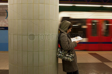 Warschau  Polen  wartende Frau in einer Metrostation liest ein Buch