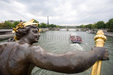Paris  Frankreich  eine neobarocke Figur der Seinebruecke Pont Alexandre III