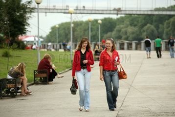 Gomel  Weissrussland  junge Frauen bei einem Spaziergang am Fluss Sosch