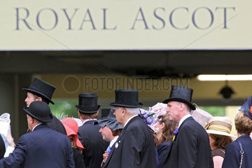 Ascot  Grossbritannien  elegant gekleidete Maenner mit Hut auf der Galopprennbahn