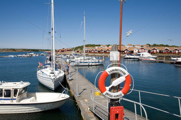 Grebbestad  Schweden  Bootssteg und Ferienhaeuser am Tanumstrand