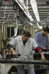 Istanbul  Tuerkei  Mitarbeiter beim Buegeln in einer Textilfabrik auf