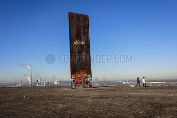 Skulptur von Richard Serra  Halde Schurenbach  Ruhrgebiet  Deutschland  Europa