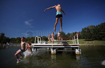 Neukloster  Deutschland  Kinder springen ins Wasser