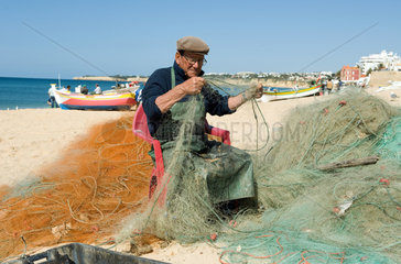 Armacao de Pera  Portugal  ein Fischer am Strand