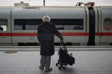 Berlin  Deutschland  Bahnhof Gesundbrunnen: alter Mann wartet auf seinen Zug