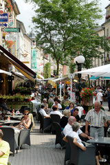 Echternach  Luxemburg  Menschen sitzen in einem Strassencafe in der Fussgaegerzone
