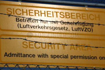 Schoenefeld  Deutschland  Schild Sicherheitsbereich hinter Stacheldraht
