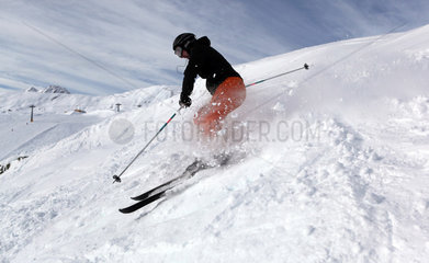 Belalp  Schweiz  ein Mann faehrt Ski