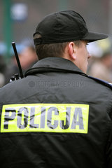 Posen  Polen  Ausruestung von Polizisten bei einer Demonstration