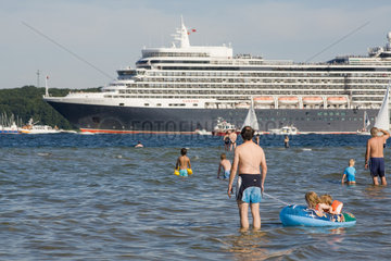 Kiel  Deutschland  die -Queen Elizabeth- passiert den Strand von Falckenstein